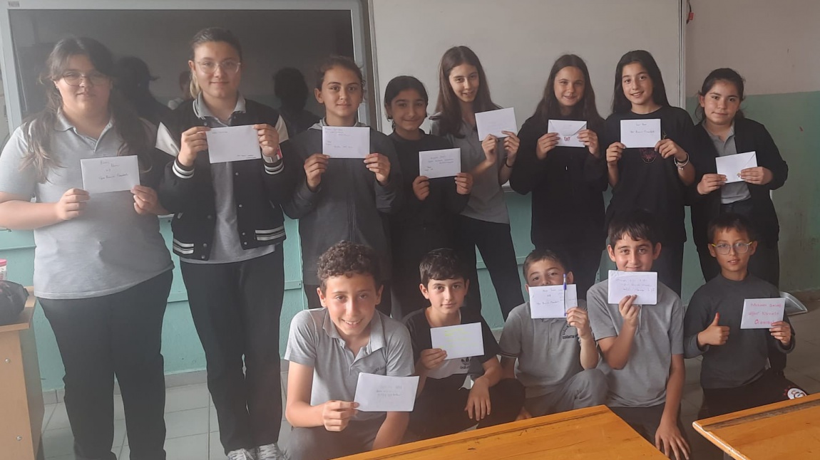 Kardeş okul Diyarbakır Baloğlu ortaokulu öğrencilerinden gelen mektuplarimizi okuduk..